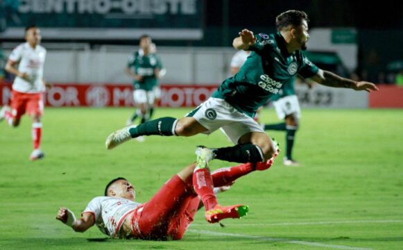 Goiás luta, mas fica no empate contra o Santa Fe na estreia da Sul-Americana