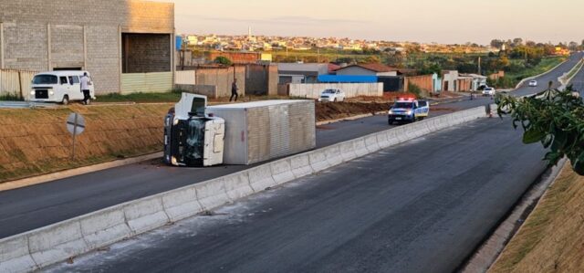 Carreta se desgoverna e tomba na GO-330, entrada de acesso a Catalão