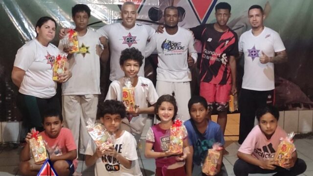 Projeto social ensina capoeira a crianças em Catalão e presenteia alunos com caixa de bombons