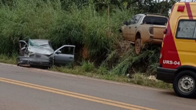 Acidente entre carro e caminhonete deixa duas pessoas feridas na GO-330, em Ipameri