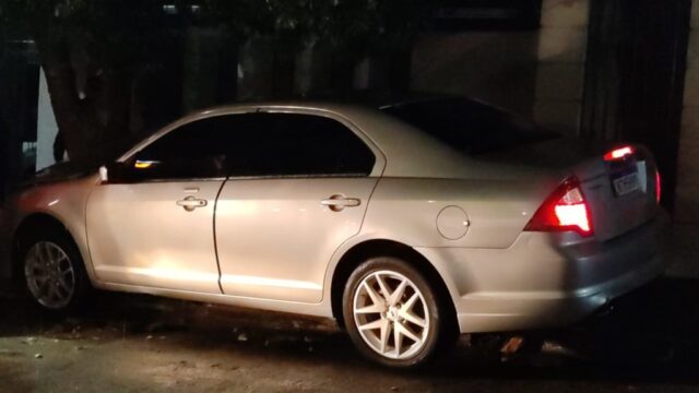 Motorista escapa ileso após carro colidir contra árvore em Catalão