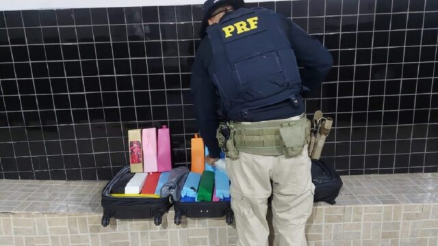 PRF prende cantor com malas cheias de tabletes de maconha em ônibus na BR 050