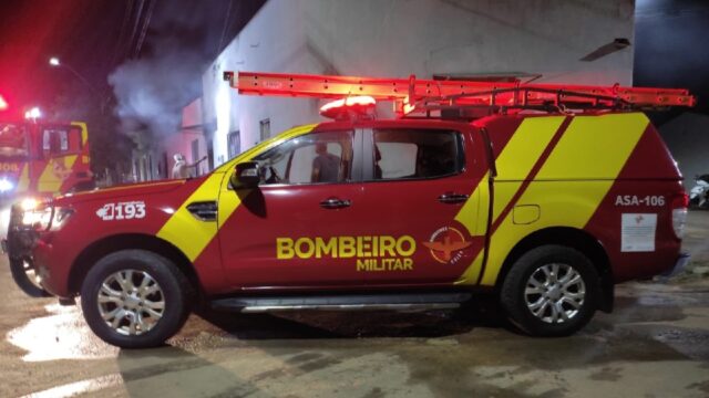 Incêndio em residência mobiliza equipes de bombeiros em Catalão