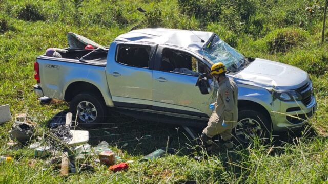 Caminhonete capota após desviar de outro veículo e deixa uma pessoa ferida na GO-330, em Catalão