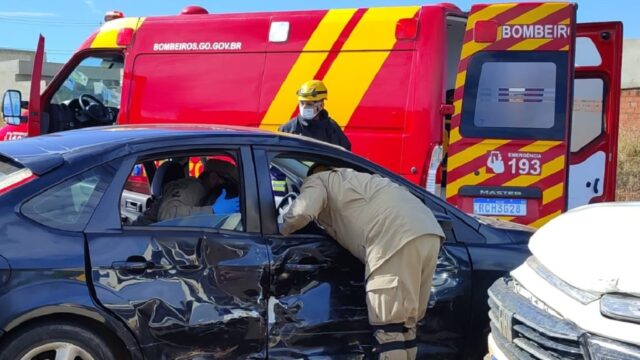 Acidente de trânsito: Mãe e filho ficam feridos após colisão carro versus carro, em Catalão