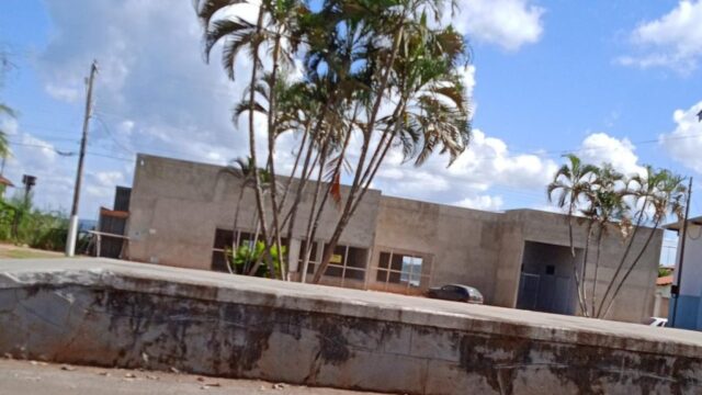 Dois trabalhadores ficam feridos após queda de telhado em Três Ranchos, Goiás