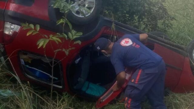 Em Caldas Novas, adolescente fica ferida após veículo capotar na GO-139