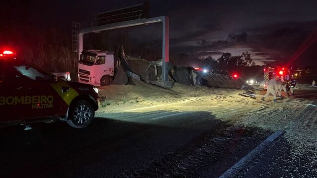 Carreta carregada de soja tomba na GO-139 na entrada da cidade de Caldas Novas