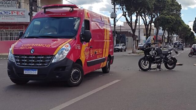 Colisão entre carro e moto deixa pessoa ferida no bairro Nossa Senhora de Fátima, em Catalão