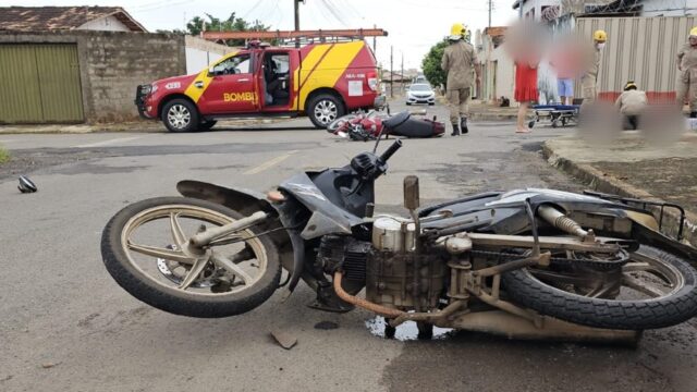 Catalão: Motociclista invade sinal de "Pare" e colide contra outra moto com condutor e passageiro no Bairro Ipanema