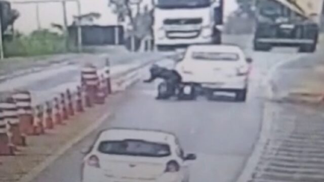 Câmera de segurança registra acidente de moto na BR-050 durante operação Semana Santa; VÍDEO