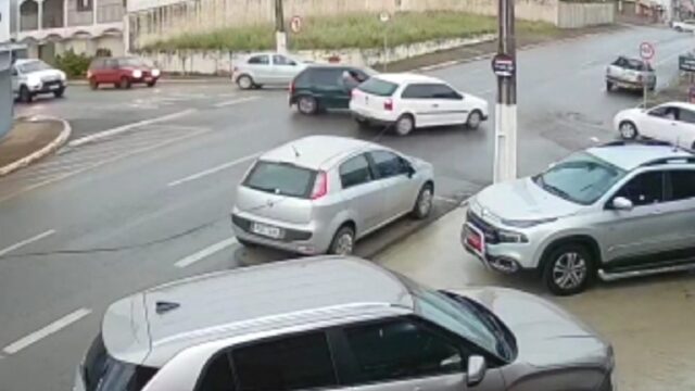 VÍDEO: Câmera de monitoramento de um estabelecimento comercial flagra colisão entre dois veículos em Catalão