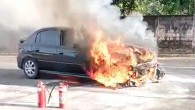 Automóvel fica incendiado após sofrer pane em sistema elétrico, em Anhanguera