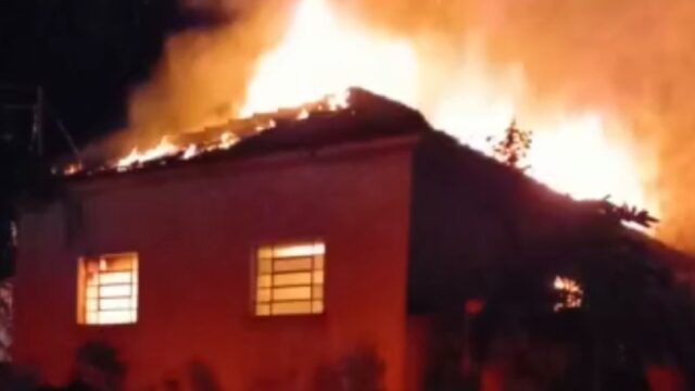 Casa é totalmente destruída em incêndio no bairro Santo Antônio em Catalão; VÍDEO