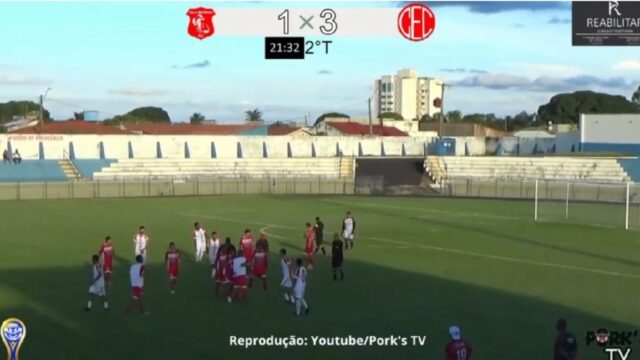 Violência no futebol amador: árbitro é agredido por dirigente após expulsão de jogador; VÍDEO
