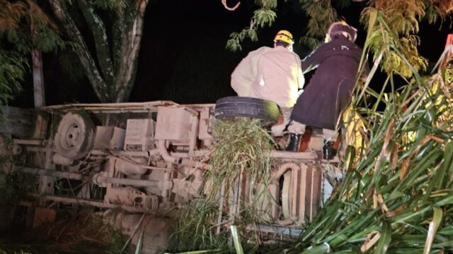 Caminhão-guincho tomba com ambulância e deixa homem ferido na rodovia GO-330, trecho entre Ipameri a Catalão