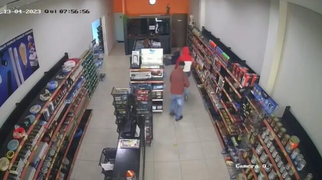 Vídeo mostra dupla armada invadindo loja de construção e roubando caminhonete em Uberlândia