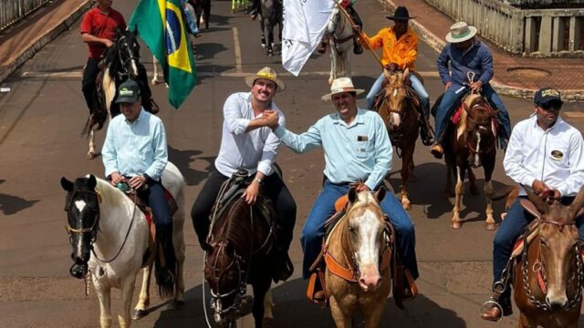 Cavalgada marca a abertura da Agrovem em Itumbiara; festa acontecerá entre os dias 19 a 23 de abril