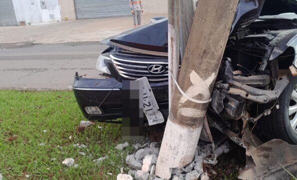 Em Morrinhos, carro com placa de Catalão colide contra poste de iluminação pública