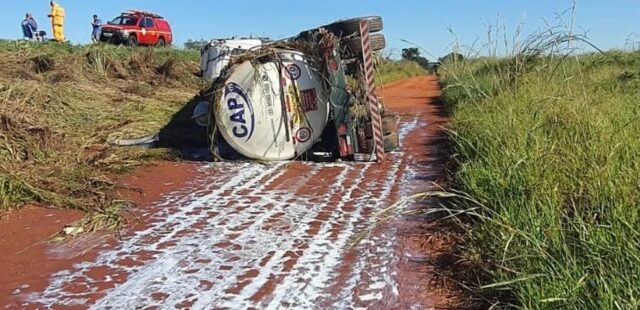 Carreta carregada com mais de 30 mil litros de leite tomba na MGC-452, em Uberlândia