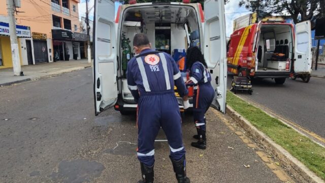 Mulher e criança ficam feridas após colidirem motocicleta com automóvel, em Catalão