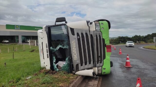 Carreta tomba com carga frigorífica na BR-050 em Catalão, mas motorista sai ileso