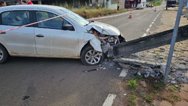 Motorista sai ileso após desviar de cachorro e colidir carro contra poste de iluminação em Catalão