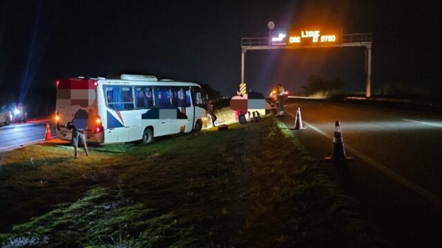 Micro-ônibus com passageiros se envolve em acidente na BR-050 em Catalão