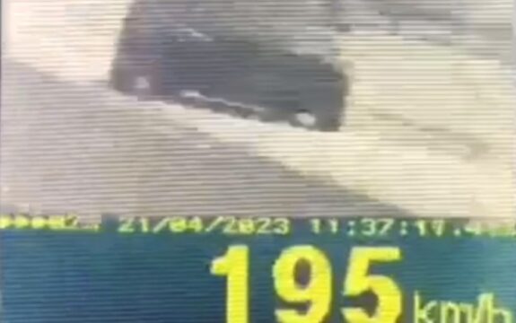 Carro de luxo é flagrado a 195 km/h em rodovia de Goiás