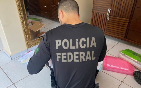 PF cumpre mandados em operação que investiga fraudes no sistema de regulação do SUS; políticos estão entre os investigados