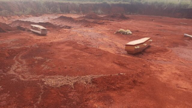 Caixões são arrancados de covas de cemitério após temporal em Paracatu MG