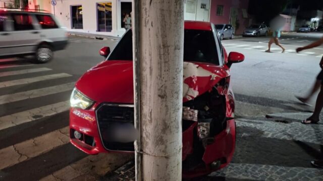 Motorista foge após furar sinal e provocar acidente de trânsito em Catalão
