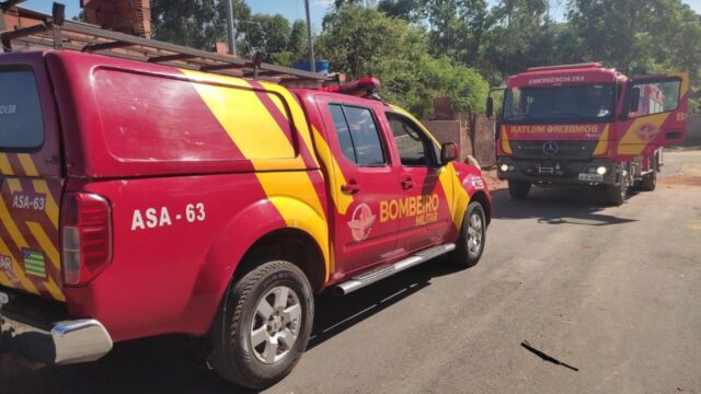 Corpo de Bombeiros combate incêndio no bairro Jardim Paraíso, em Catalão