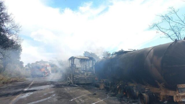 Motorista que parou caminhão no meio da estrada para brigar foi causa de engavetamento e incêndio entre veículos na BR-365