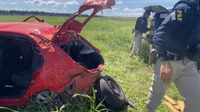 Traficantes fogem de barreira policial, capota carro e droga fica espalhada na faixa de domínio da rodovia
