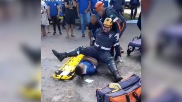 Socorrista do Samu cai sobre paciente durante atendimento e vídeo viraliza