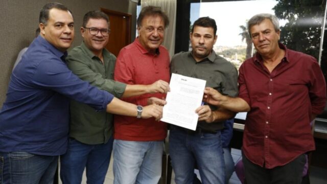 Prefeito de Catalão realiza doações de terrenos para empresas do município