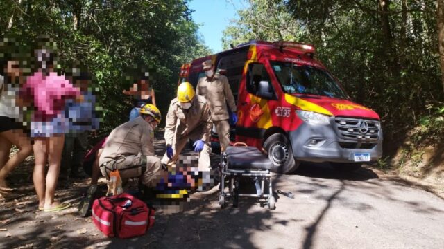 Motociclista fica ferido após colidir sobre estrutura de ponte, em Caldas Novas