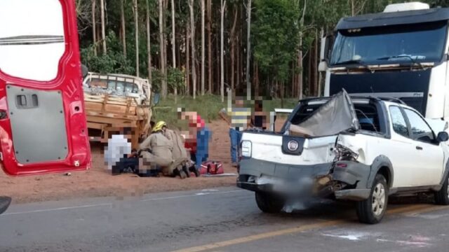 Colisão entre três veículos deixa motorista ferido na GO-330, em Ipameri