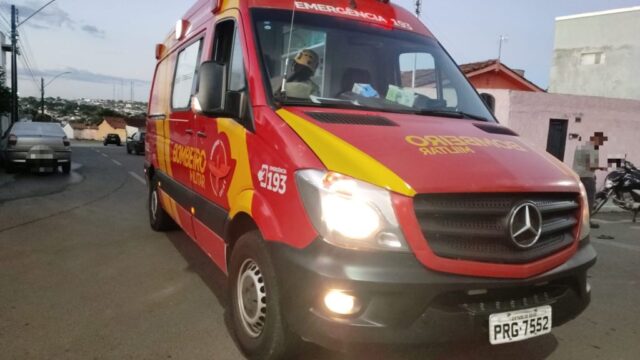 Motociclista de 14 anos fica ferido após colidir contra carro, em Catalão