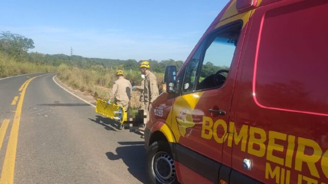 Em Caldas Novas, motociclista fica ferido após colisão com caminhão
