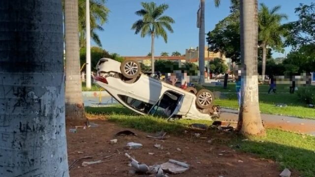 Em Caldas Novas, motorista perde controle de carro e invade praça colidindo contra palmeira
