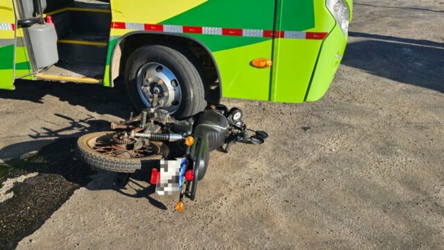 Motociclista fica ferido em acidente com micro-ônibus em Catalão