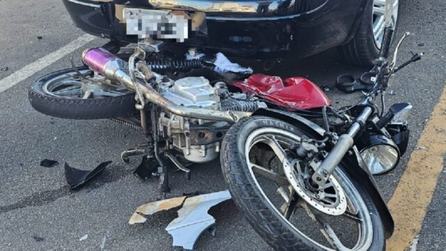 Colisão entre carro e moto em cruzamento deixa motociclista ferido no bairro São João, em Catalão