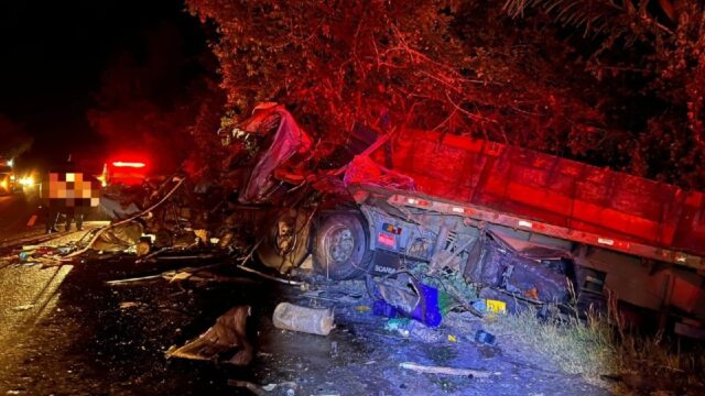 Bombeiros de São Miguel do Araguaia atuam em grave acidente entre ônibus e carreta na G0-164