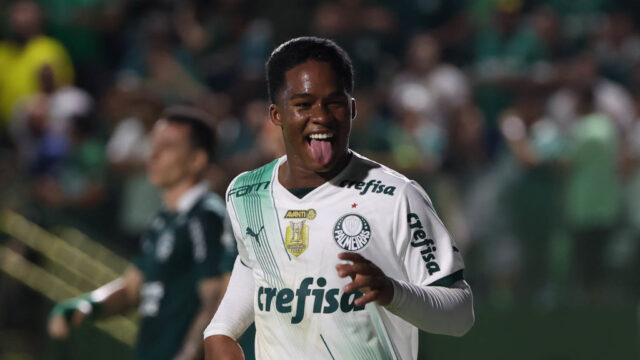 Com gol de Endrick, Palmeiras atropela Goiás por 5 x 0 dentro da Serrinha e continua na cola da liderança do Brasileirão