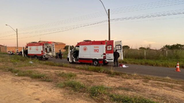 Idoso de 76 anos fica gravemente ferido em acidente de moto em Caldas Novas
