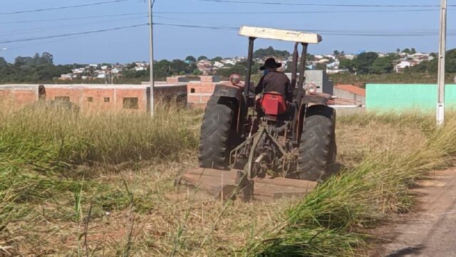 Em Ouvidor, prefeitura realiza roçagem em lotes baldio