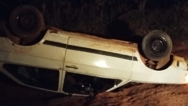 Carro capota em estrada vicinal no município de Ouvidor