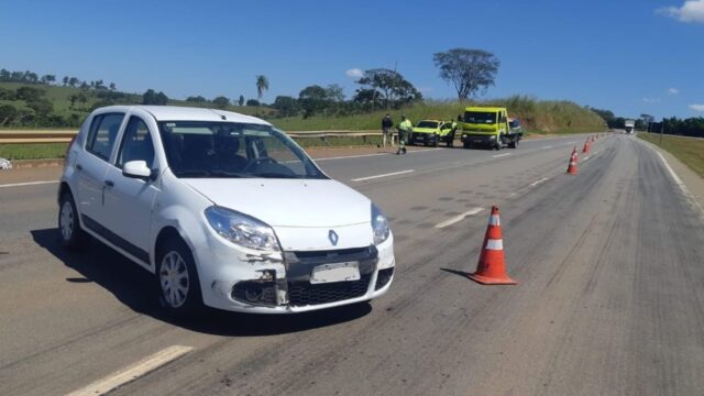 Casal de idoso fica feridos após veículo rodar na pista e bater em estrutura metálica na BR-050, em Catalão